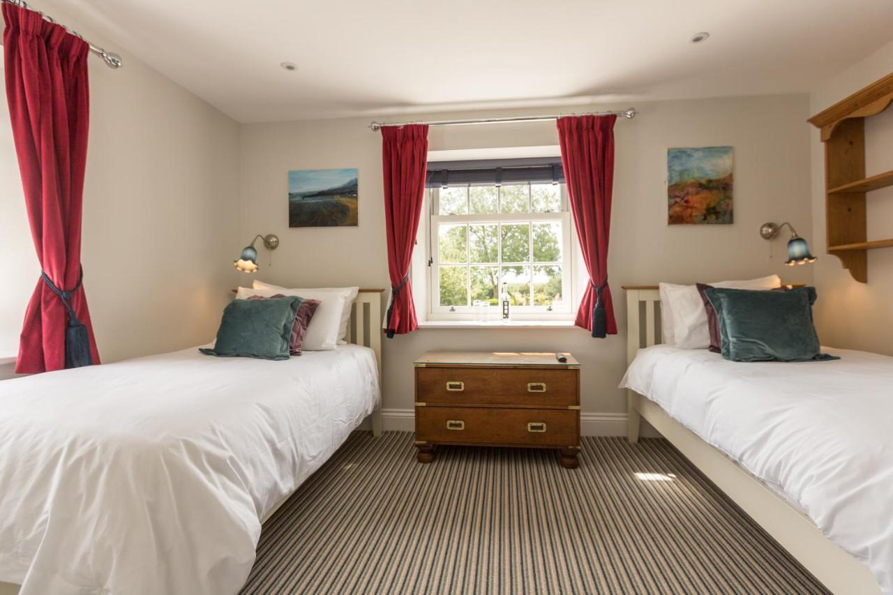 The Dog & Gun Inn Netheravon Екстер'єр фото