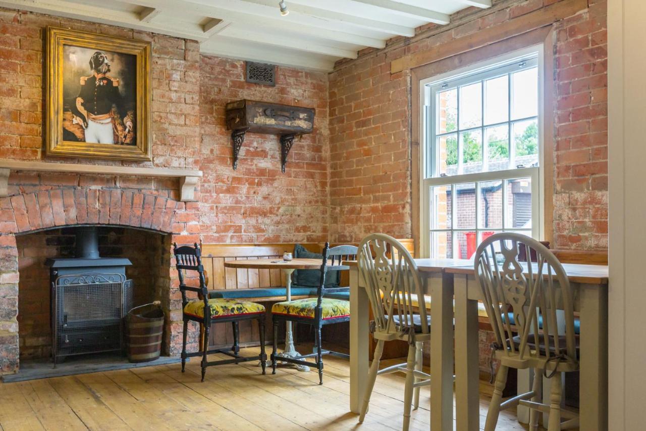 The Dog & Gun Inn Netheravon Екстер'єр фото