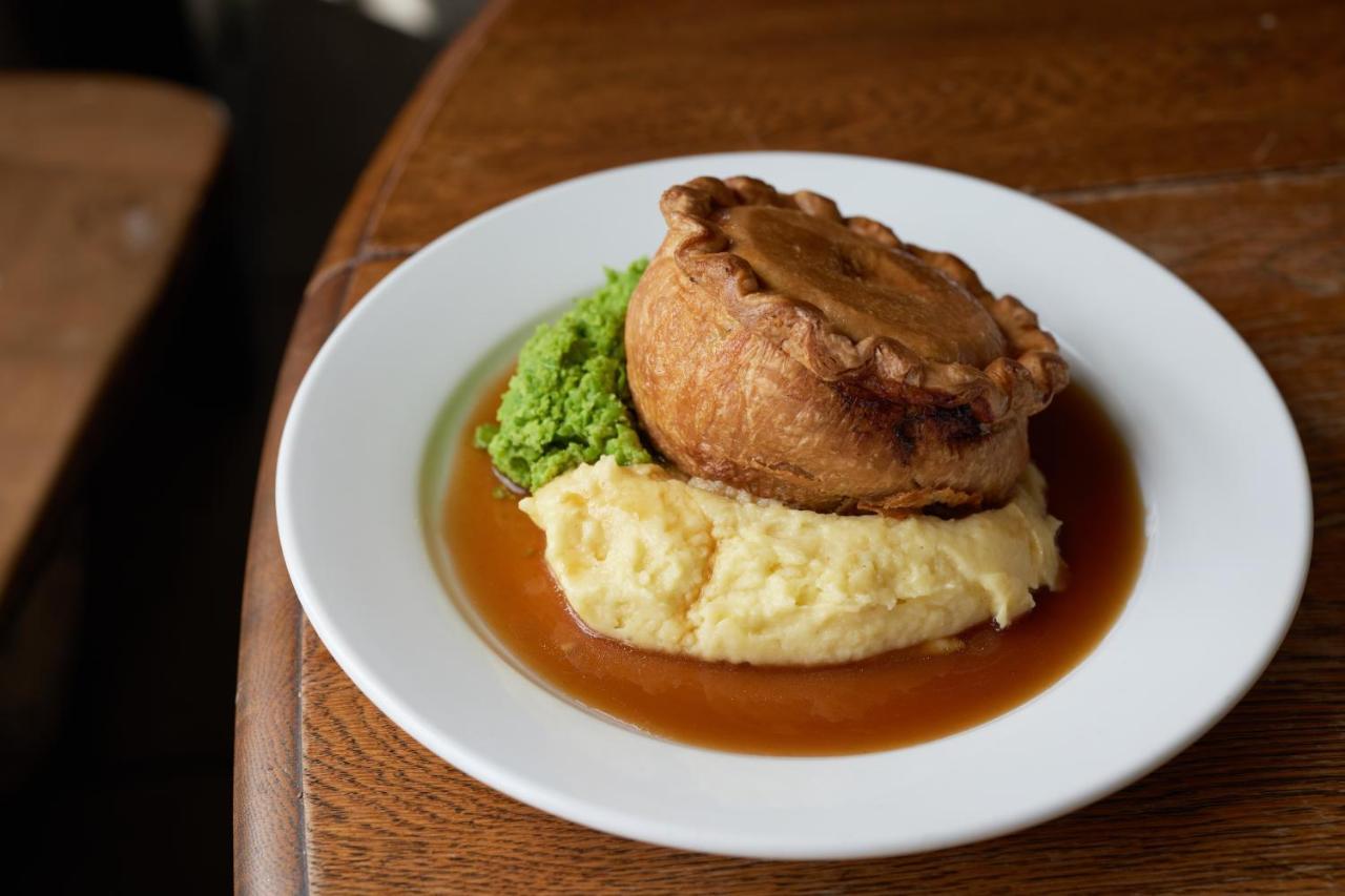The Dog & Gun Inn Netheravon Екстер'єр фото