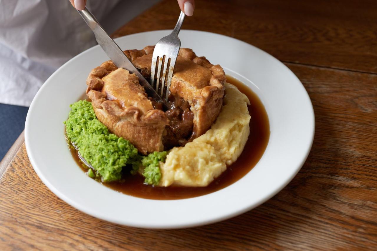 The Dog & Gun Inn Netheravon Екстер'єр фото