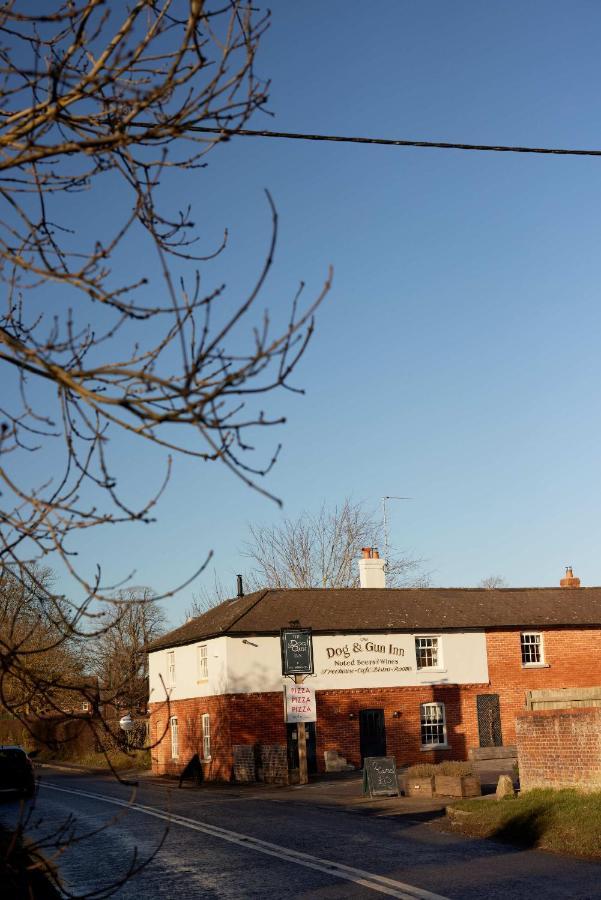 The Dog & Gun Inn Netheravon Екстер'єр фото