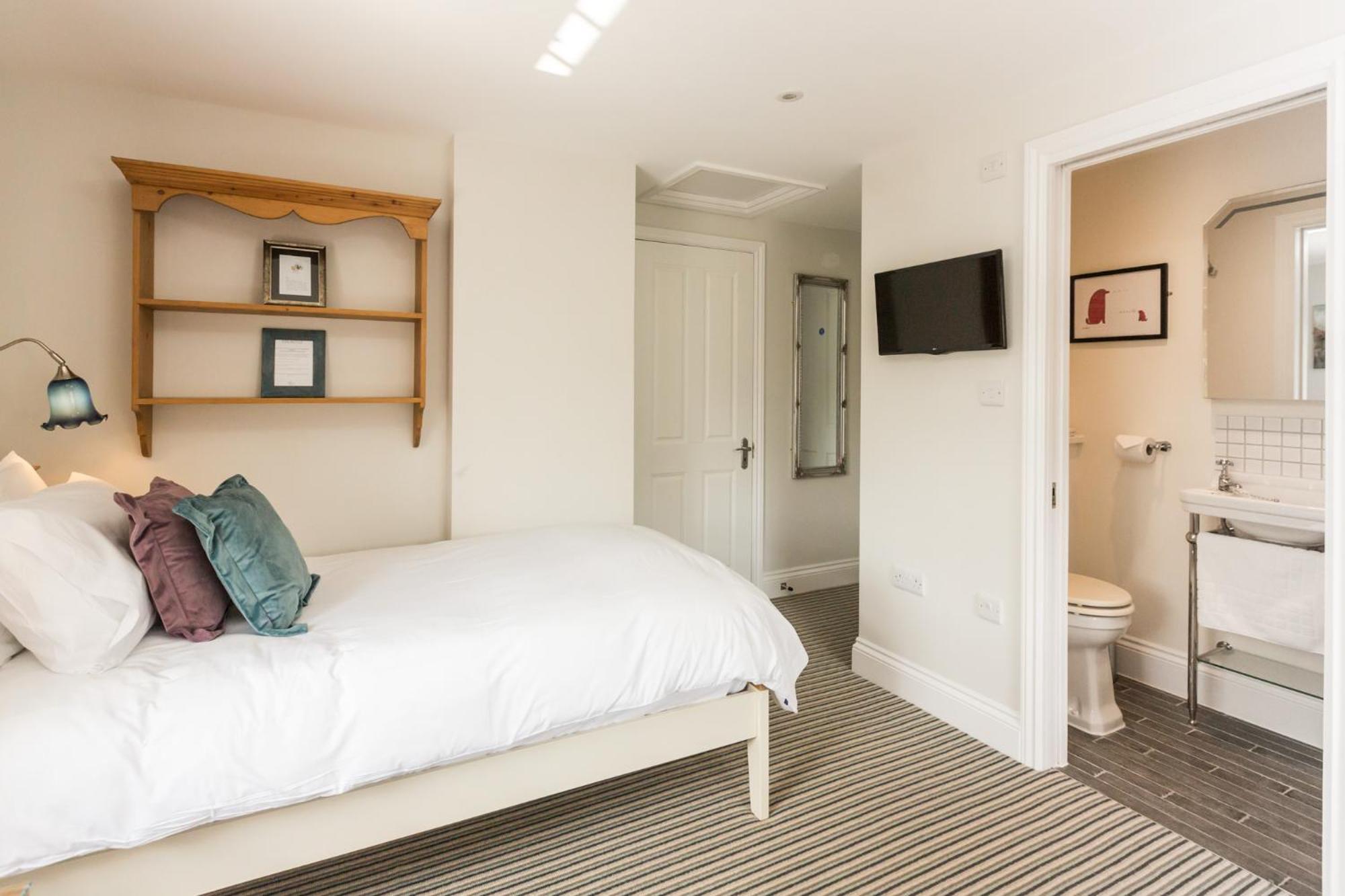 The Dog & Gun Inn Netheravon Номер фото